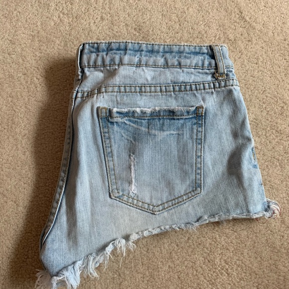 Forever 21 light denim shorts, distressed style - Picture 4 of 4